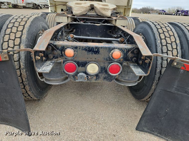 image for item EN8872 1994 Freightliner FLD120 semi truck