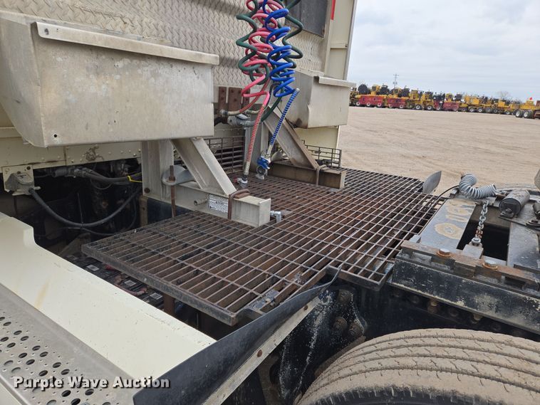 image for item EN8872 1994 Freightliner FLD120 semi truck