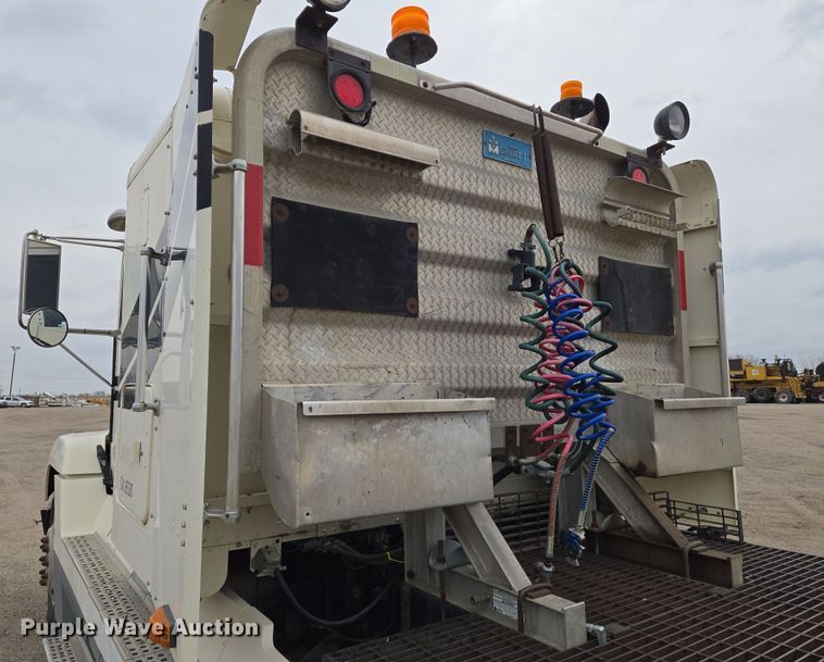 image for item EN8872 1994 Freightliner FLD120 semi truck