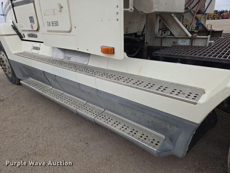 image for item EN8872 1994 Freightliner FLD120 semi truck