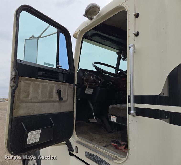 image for item EN8872 1994 Freightliner FLD120 semi truck