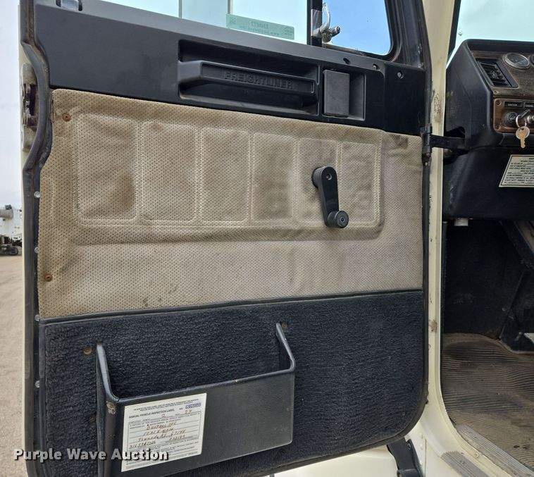 image for item EN8872 1994 Freightliner FLD120 semi truck