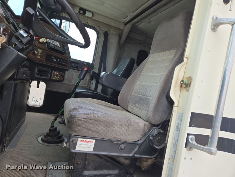 image for item EN8872 1994 Freightliner FLD120 semi truck