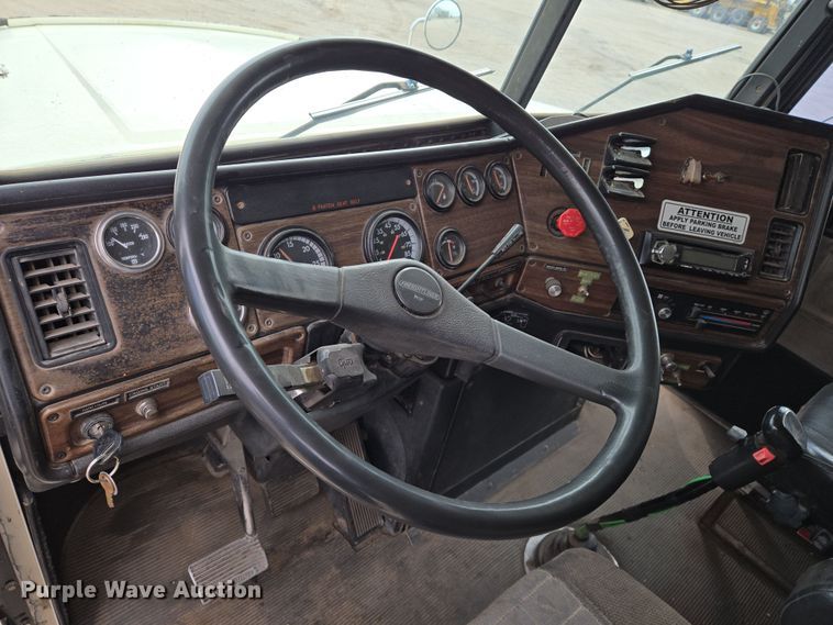 image for item EN8872 1994 Freightliner FLD120 semi truck