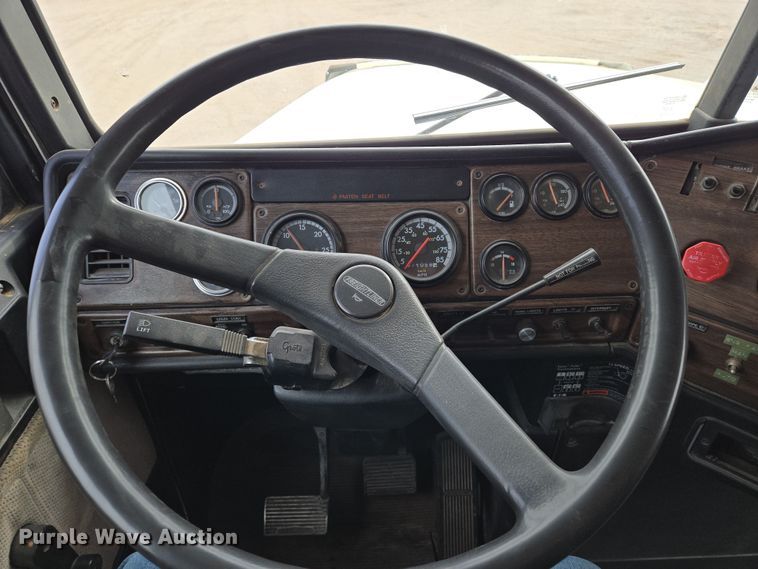 image for item EN8872 1994 Freightliner FLD120 semi truck