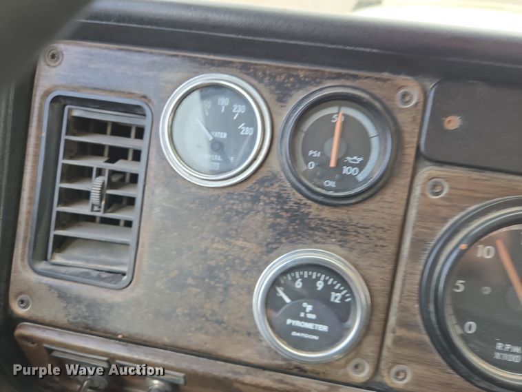 image for item EN8872 1994 Freightliner FLD120 semi truck