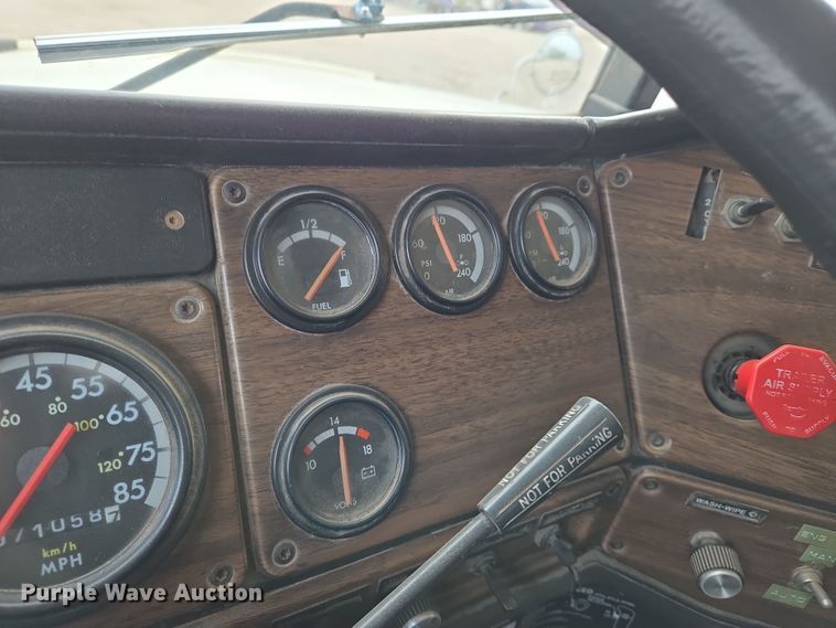 image for item EN8872 1994 Freightliner FLD120 semi truck