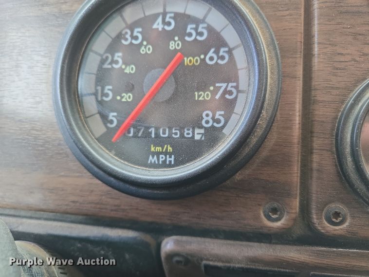 image for item EN8872 1994 Freightliner FLD120 semi truck