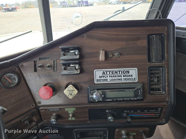 image for item EN8872 1994 Freightliner FLD120 semi truck