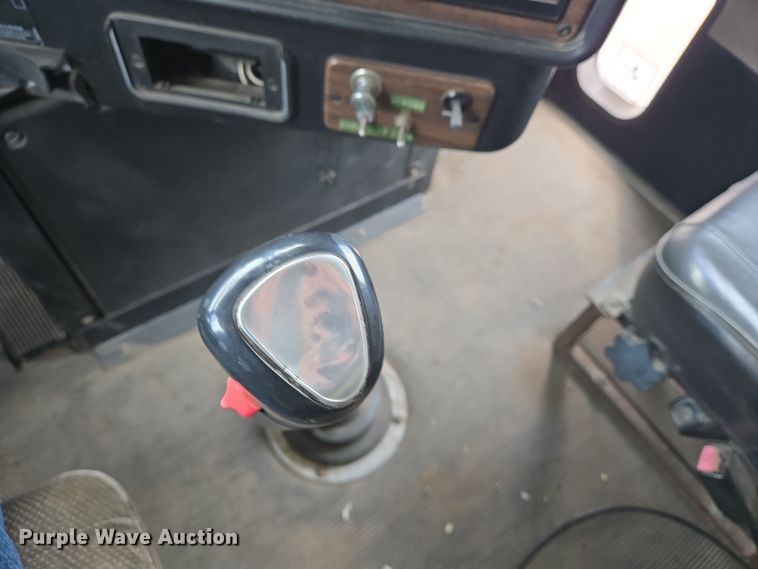 image for item EN8872 1994 Freightliner FLD120 semi truck