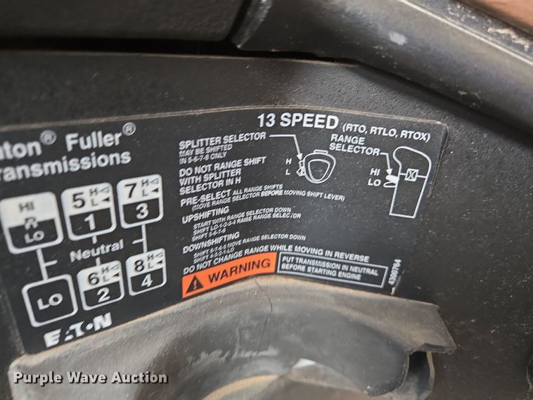 image for item EN8872 1994 Freightliner FLD120 semi truck