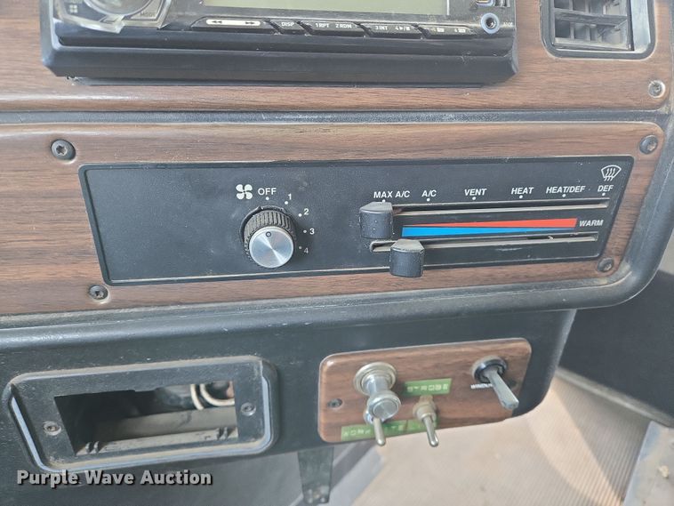 image for item EN8872 1994 Freightliner FLD120 semi truck