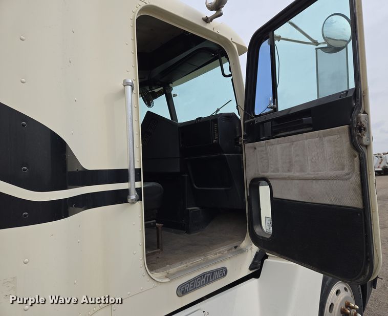 image for item EN8872 1994 Freightliner FLD120 semi truck