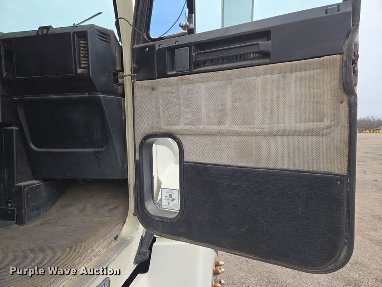 image for item EN8872 1994 Freightliner FLD120 semi truck