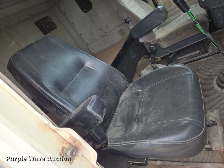 image for item EN8872 1994 Freightliner FLD120 semi truck