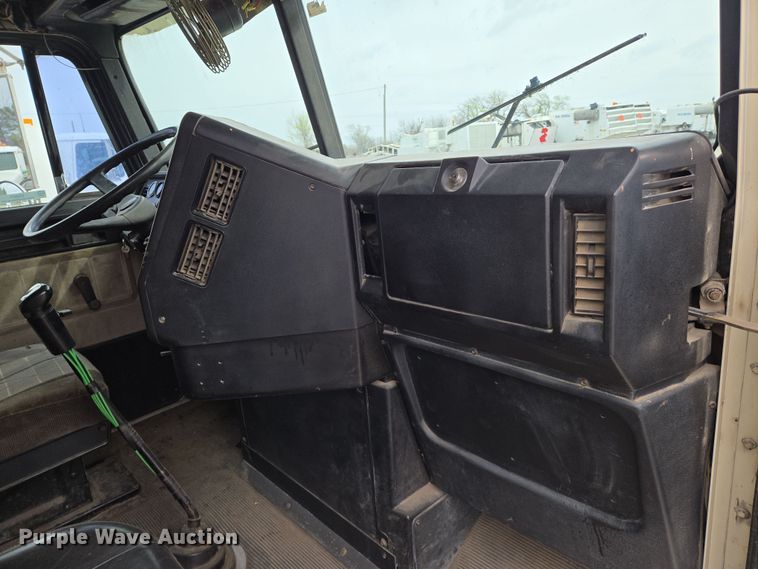 image for item EN8872 1994 Freightliner FLD120 semi truck