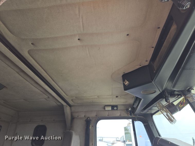 image for item EN8872 1994 Freightliner FLD120 semi truck