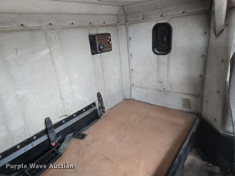 image for item EN8872 1994 Freightliner FLD120 semi truck