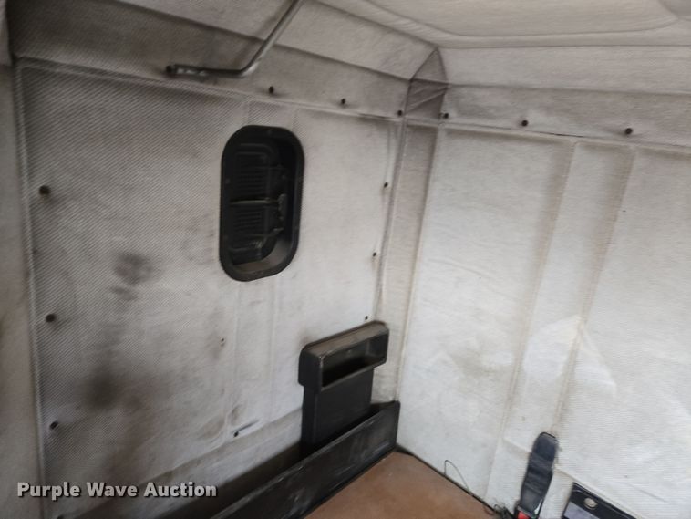 image for item EN8872 1994 Freightliner FLD120 semi truck