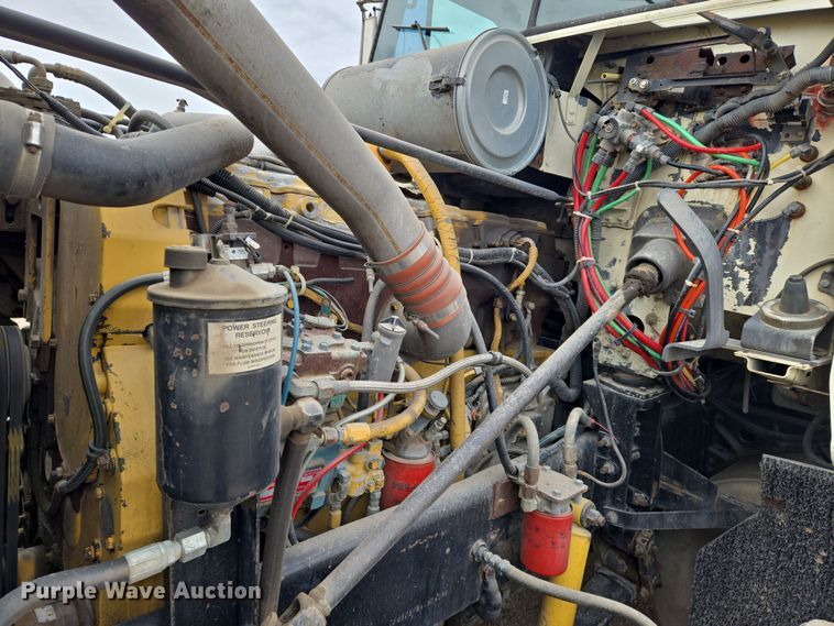 image for item EN8872 1994 Freightliner FLD120 semi truck