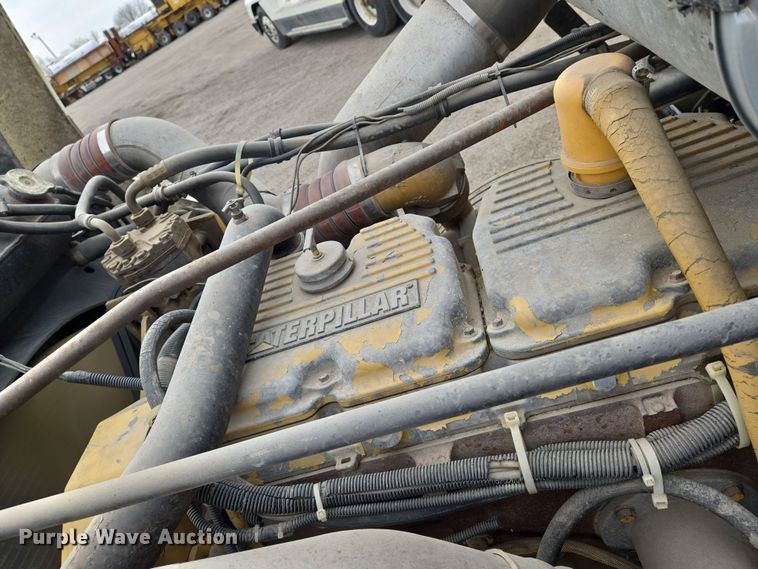 image for item EN8872 1994 Freightliner FLD120 semi truck