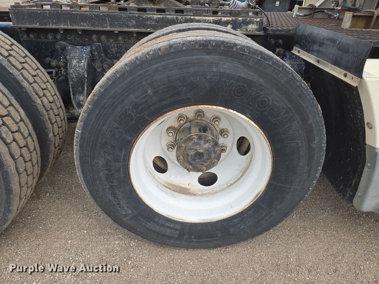 image for item EN8872 1994 Freightliner FLD120 semi truck