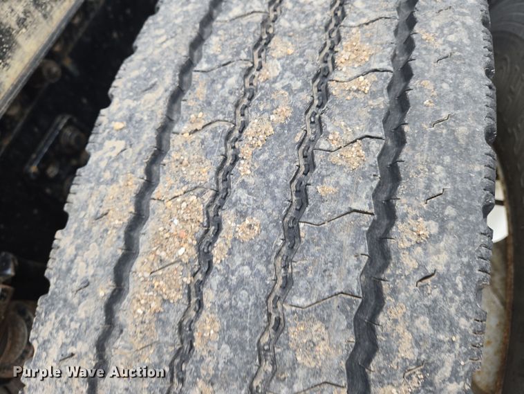 image for item EN8872 1994 Freightliner FLD120 semi truck