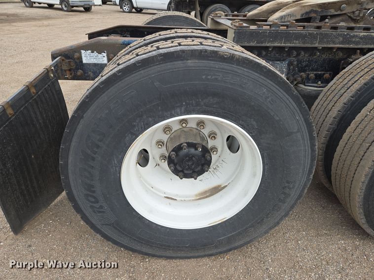 image for item EN8872 1994 Freightliner FLD120 semi truck