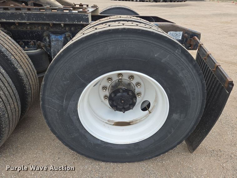 image for item EN8872 1994 Freightliner FLD120 semi truck