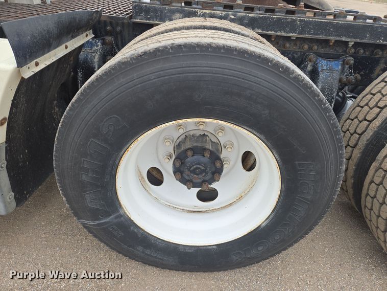 image for item EN8872 1994 Freightliner FLD120 semi truck