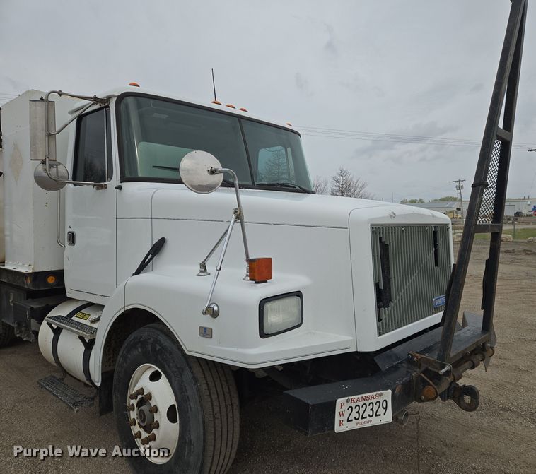 image for item EN8873 1994 White GMC WB water truck