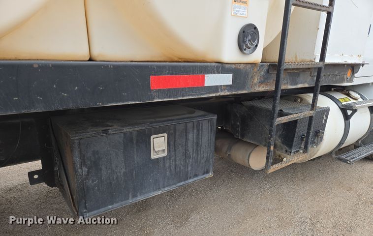 image for item EN8873 1994 White GMC WB water truck