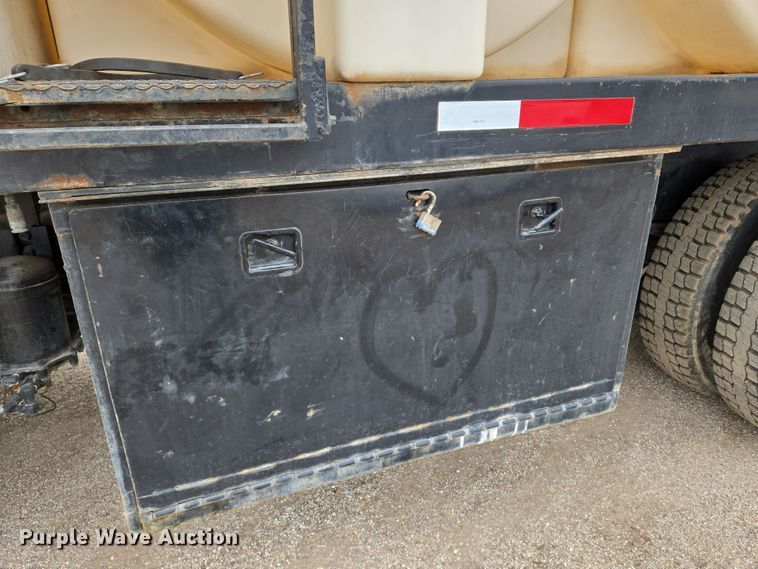 image for item EN8873 1994 White GMC WB water truck