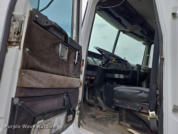 image for item EN8873 1994 White GMC WB water truck