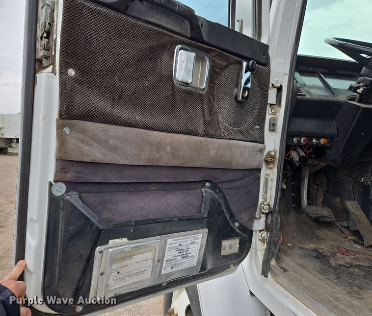 image for item EN8873 1994 White GMC WB water truck