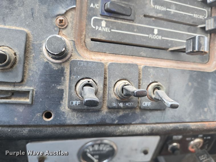 image for item EN8873 1994 White GMC WB water truck