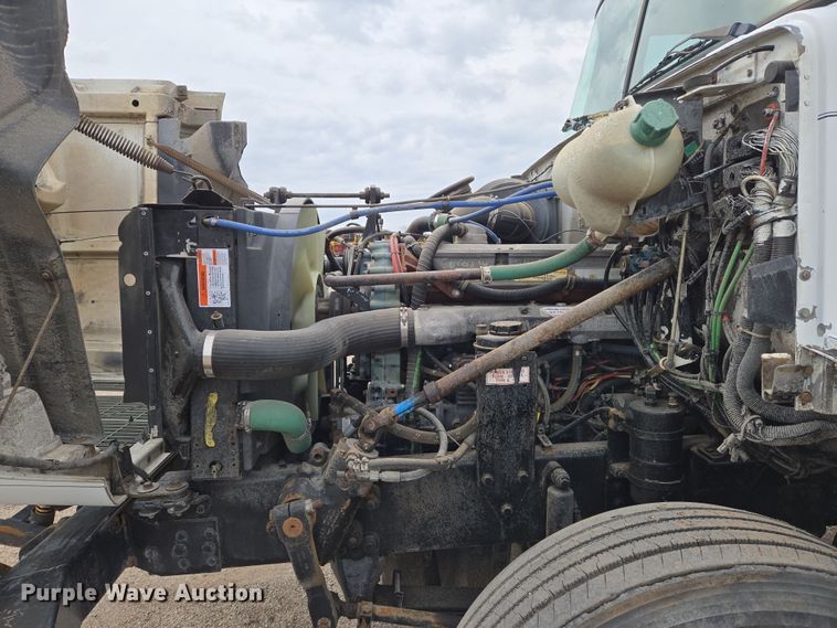 image for item EN8873 1994 White GMC WB water truck