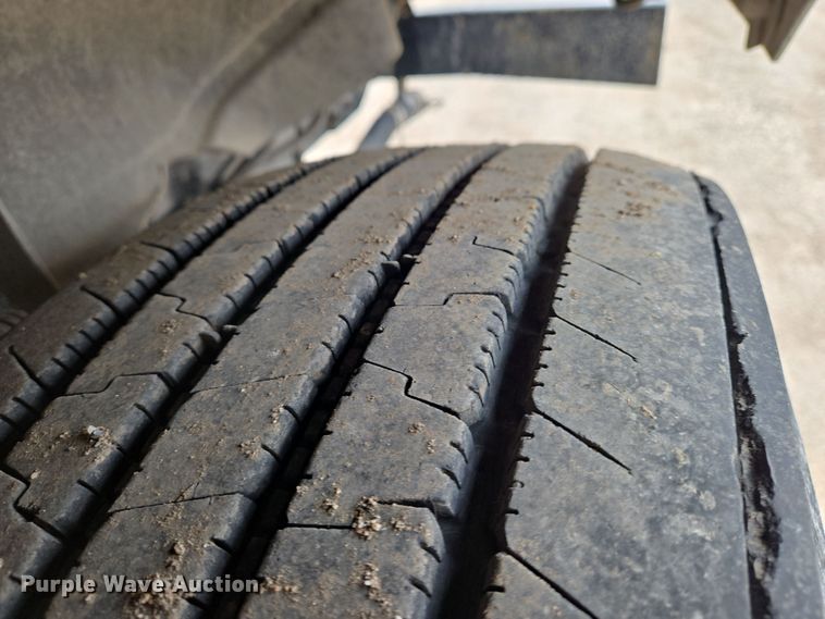 image for item EN8873 1994 White GMC WB water truck