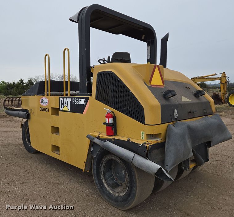 image for item EO0635 Caterpillar  PS360C pneumatic roller