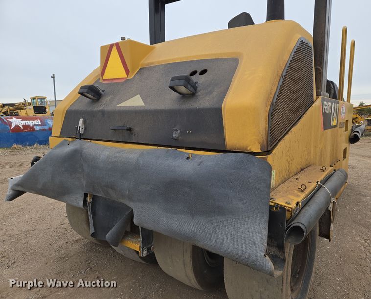 image for item EO0635 Caterpillar  PS360C pneumatic roller