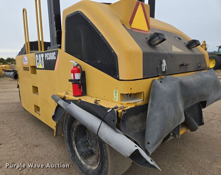 image for item EO0635 Caterpillar  PS360C pneumatic roller