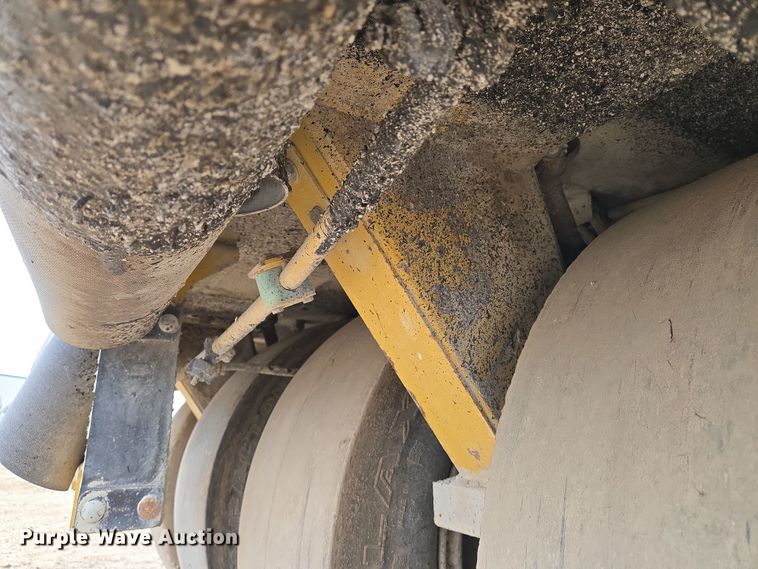 image for item EO0635 Caterpillar  PS360C pneumatic roller