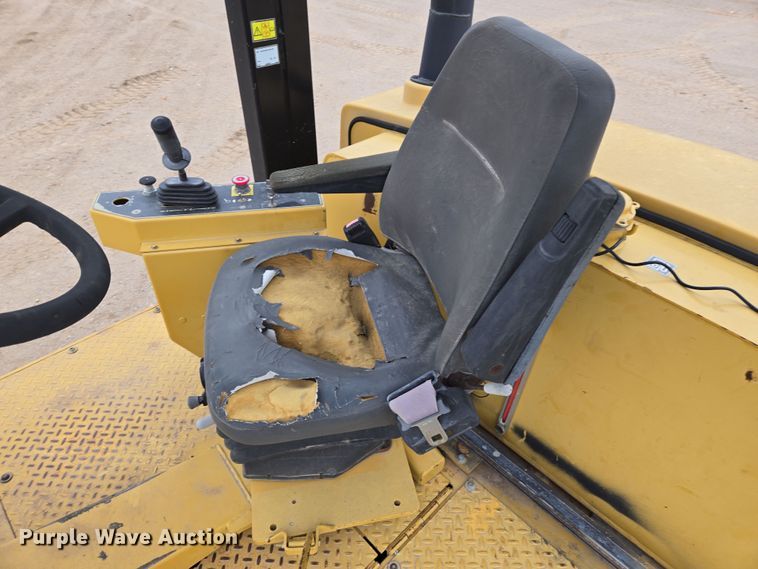 image for item EO0635 Caterpillar  PS360C pneumatic roller