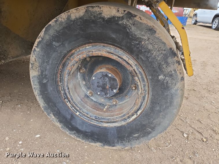 image for item EO0635 Caterpillar  PS360C pneumatic roller