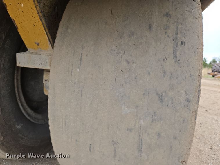 image for item EO0635 Caterpillar  PS360C pneumatic roller