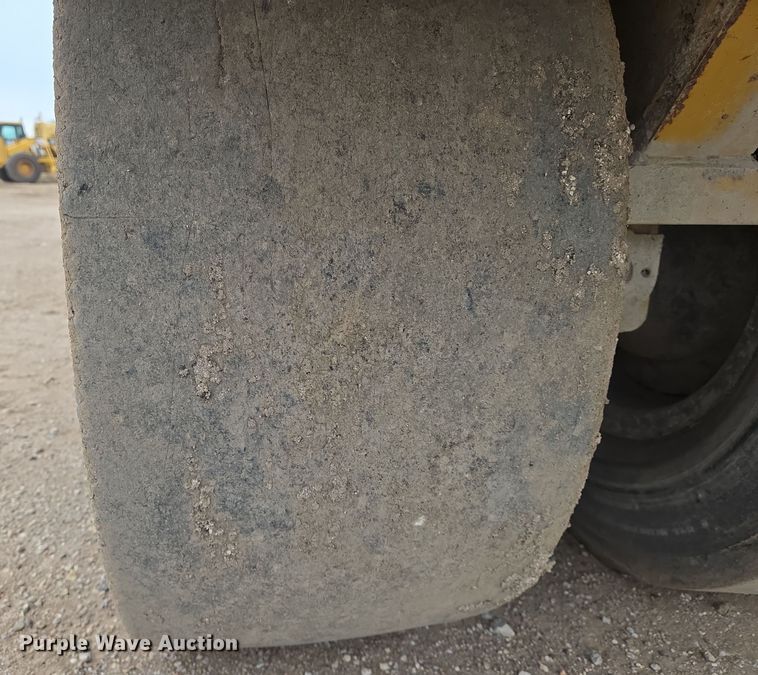 image for item EO0635 Caterpillar  PS360C pneumatic roller