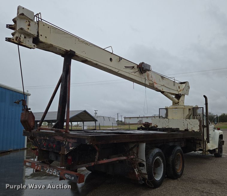 image for item EO0648 1990 Ford F900 crane truck