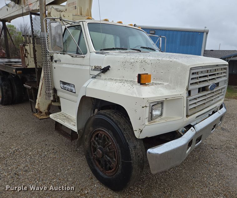 image for item EO0648 1990 Ford F900 crane truck