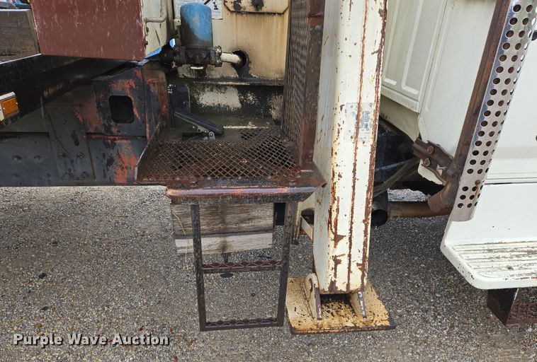 image for item EO0648 1990 Ford F900 crane truck