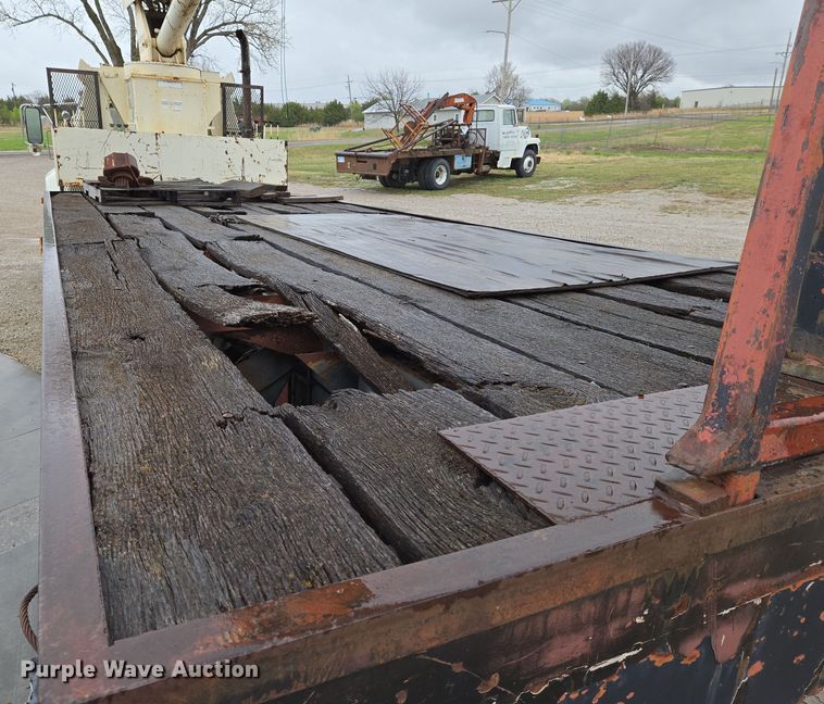 image for item EO0648 1990 Ford F900 crane truck